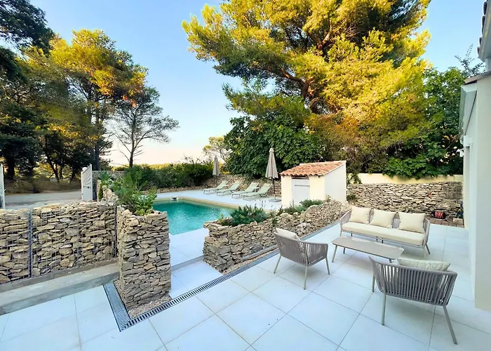 Apartment Clos Mahistre, 4 Etoiles, Clim & Piscine Nimes